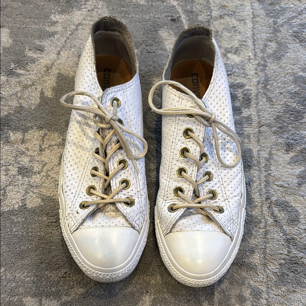 Converse Chuck Taylor’s White Leather Shoes Mens 8/ Womens 10